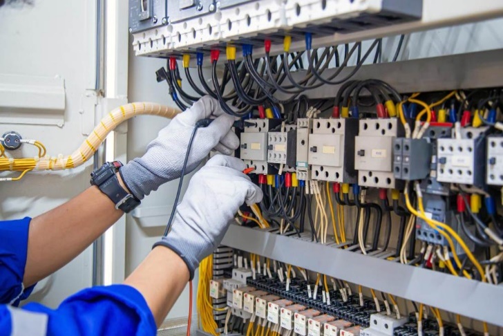 Intervention sur une armoire électrique industrielle