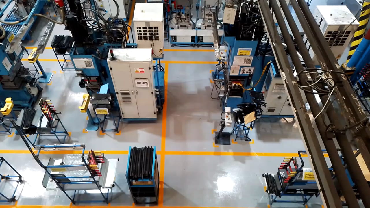 Atelier industriel équipé et organisé