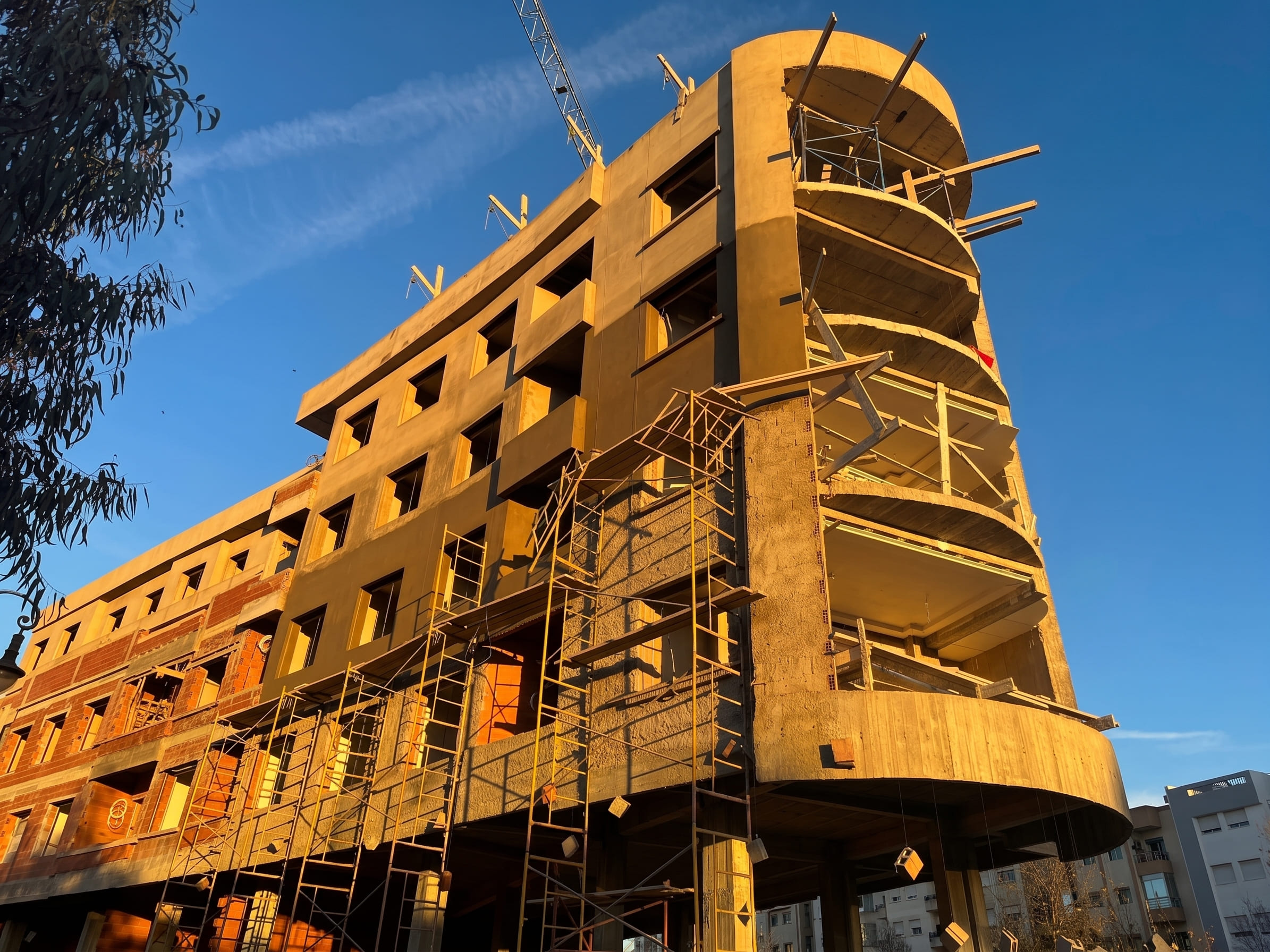 Chantier de bâtiment au coucher du soleil