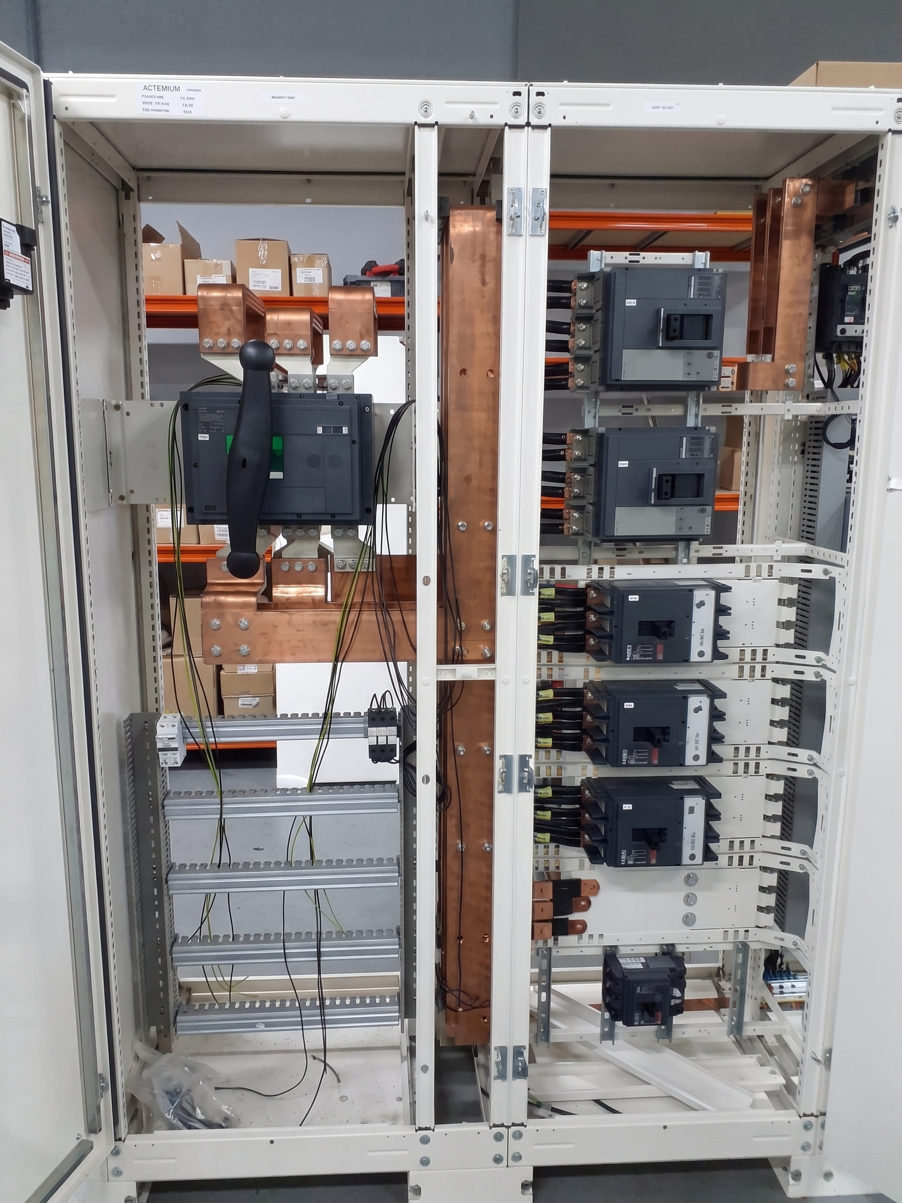 Armoire électrique industrielle avec jeux de barres